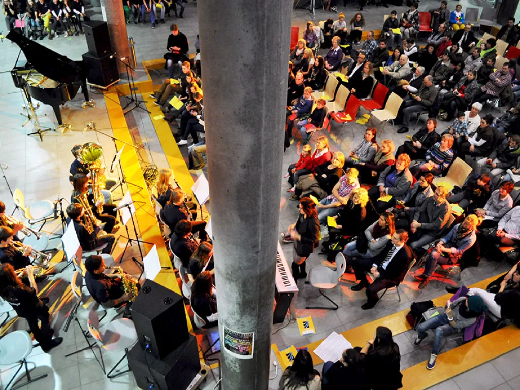 Blick von der Galerie auf das Orchester.